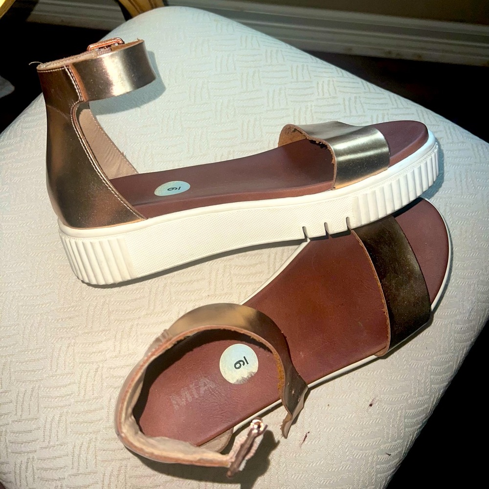 MIA size 9 rose gold sandals